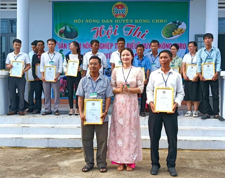 Đại diện Ban tổ chức trao đồng giải nhất cho sản phẩm nhãn T6 của Hội Nông dân xã Yang Trung và sản phẩm mắc ca của Hội Nông dân xã Chư Krey. Ảnh: Ngô Chiến Đại diện Ban tổ chức trao đồng giải nhất cho sản phẩm nhãn T6 của Hội Nông dân xã Yang Trung và sản phẩm mắc ca của Hội Nông dân xã Chư Krey. Ảnh: Ngô Chiến