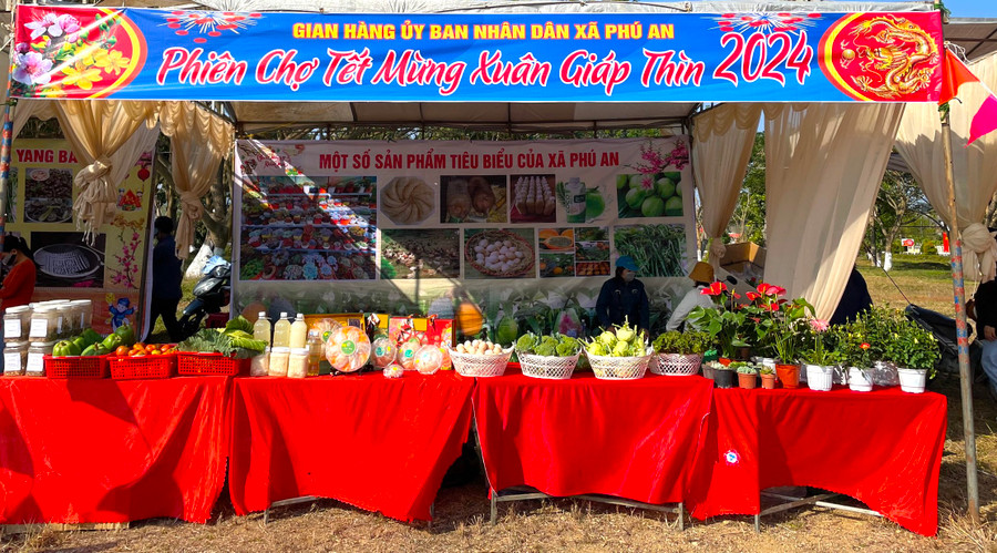 Phiên chợ Tết là dịp để người dân trưng bày, quảng bá sản phẩm đặc trưng của địa phương. Ảnh: Ngọc Minh