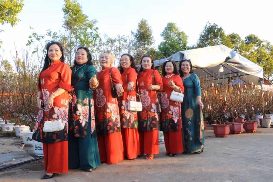 Bà Nguyễn Thị Thanh Vân (thứ 2 bên trái; tổ 5, phường An Bình, thị xã An Khê) diện áo dài cùng bạn bè lưu lại những khoảnh khắc đáng nhớ, trong bộ ảnh Tết 2024. Ảnh: Ngọc Minh