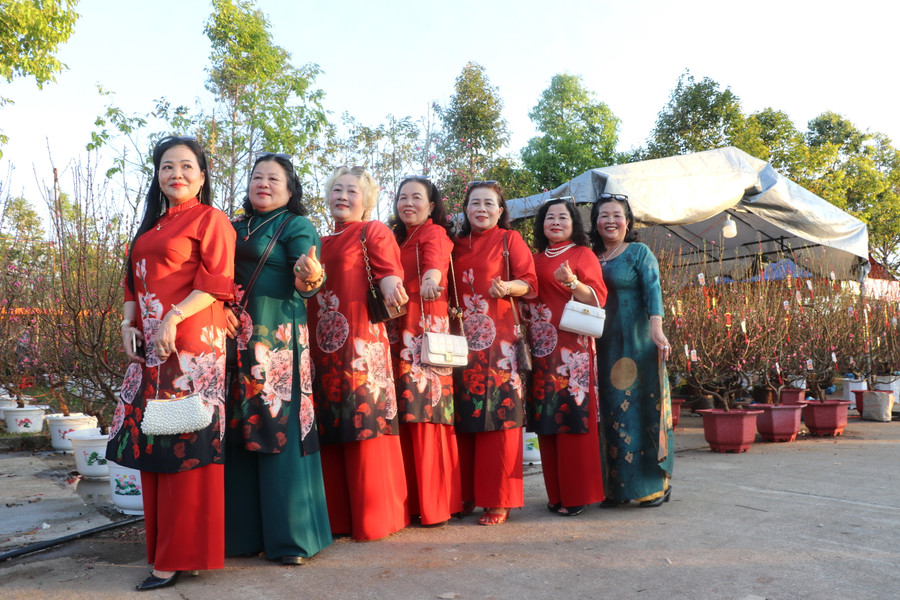 Bà Nguyễn Thị Thanh Vân (thứ 2 bên trái; tổ 5, phường An Bình, thị xã An Khê) diện áo dài cùng bạn bè lưu lại những khoảnh khắc đáng nhớ, trong bộ ảnh Tết 2024. Ảnh: Ngọc Minh Bà Nguyễn Thị Thanh Vân (thứ 2 bên trái; tổ 5, phường An Bình, thị xã An Khê) diện áo dài cùng bạn bè lưu lại những khoảnh khắc đáng nhớ, trong bộ ảnh Tết 2024. Ảnh: Ngọc Minh