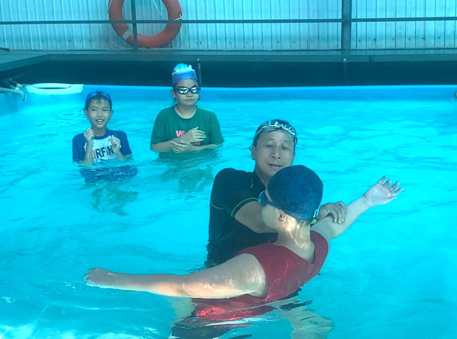 Thầy Hoàng Văn Quang-giáo viên Giáo dục thể chất (Trường THPT Dân tộc Nội trú Đông Gia Lai, thị xã An Khê) hướng dẫn học trò cách giữ hơi, bơi ngửa. Ảnh: Ngọc Minh