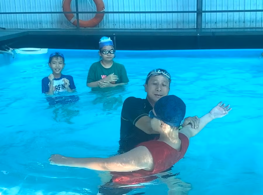 Thầy Hoàng Văn Quang-giáo viên Giáo dục thể chất (Trường THPT Dân tộc Nội trú Đông Gia Lai, thị xã An Khê) hướng dẫn học trò cách giữ hơi, bơi ngửa. Ảnh: Ngọc Minh