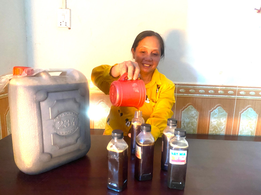 Ngoài bán mía cây, bà Châu Thị Ánh (tổ 2, phường An Phú, thị xã An Khê, tỉnh Gia Lai) còn nấu mật mía bán cho người tiêu dùng, nâng cao thu nhập cho gia đình. Ảnh: Ngọc Minh