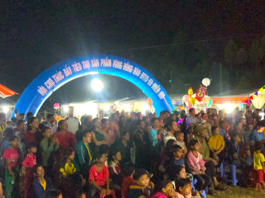 Hội chợ-giao lưu văn hóa, thúc đẩy tiêu thụ sản phẩm vùng đồng bào dân tộc thiểu số và miền núi tại xã Ya Hội, huyện Đak Pơ diễn ra trong 2 ngày 25 và 26-4 thu hút đông đảo người dân trong và ngoài xã Ya Hội. Ảnh: Lan Anh.