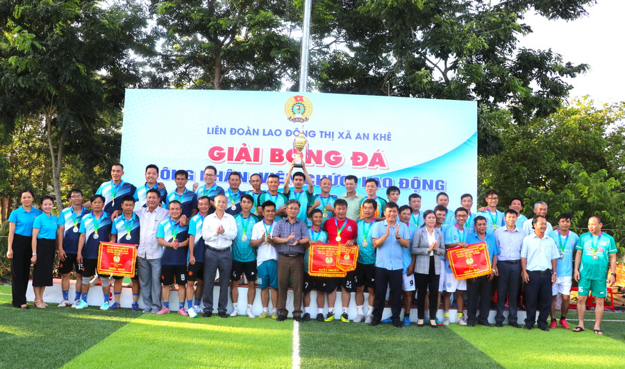 Lãnh đạo Thị ủy, UBND thị xã An Khê chụp hình lưu niệm cùng 3 đội bóng đạt thành tích. Ảnh: Ngọc Minh Lãnh đạo Thị ủy, UBND thị xã An Khê chụp hình lưu niệm cùng 3 đội bóng đạt thành tích. Ảnh: Ngọc Minh