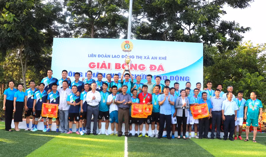 Lãnh đạo Thị ủy, UBND thị xã An Khê chụp hình lưu niệm cùng 3 đội bóng đạt thành tích. Ảnh: Ngọc Minh