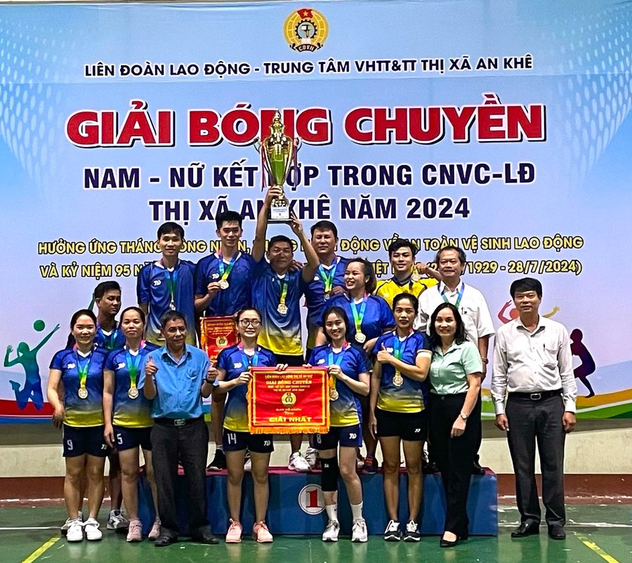 Đại diện Ban tổ chức trao cúp cho đội giành giải nhất Giải bóng chuyền nam-nữ kết hợp trong công nhân viên chức-lao động thị xã An Khê năm 2024. Ảnh: Ngọc Minh
