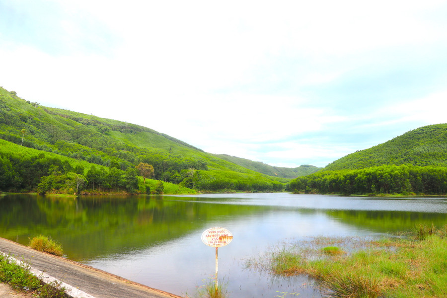 Hồ Hòn Cỏ thuộc thôn Thượng An 1, xã Song An, thị xã An Khê nơi 3 học sinh đuối nước tử vong. Ảnh: Ngọc Minh