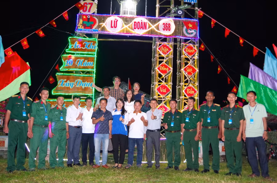 Lãnh đạo Ban Dân vận Thị ủy; Ủy ban MTTQ Việt Nam thị xã; đại diện lãnh đạo UBND thị xã cùng lãnh đạo một số phòng, ban, hội đoàn thể thị xã An Khê tham quan tiểu trại. Ảnh: Ngọc Minh