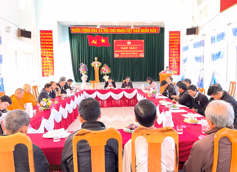 Quang cảnh buổi gặp mặt chức sắc, chức việc, Ban hộ tự các tôn giáo trên địa bàn huyện Đak Pơ. Ảnh: Ngọc Minh