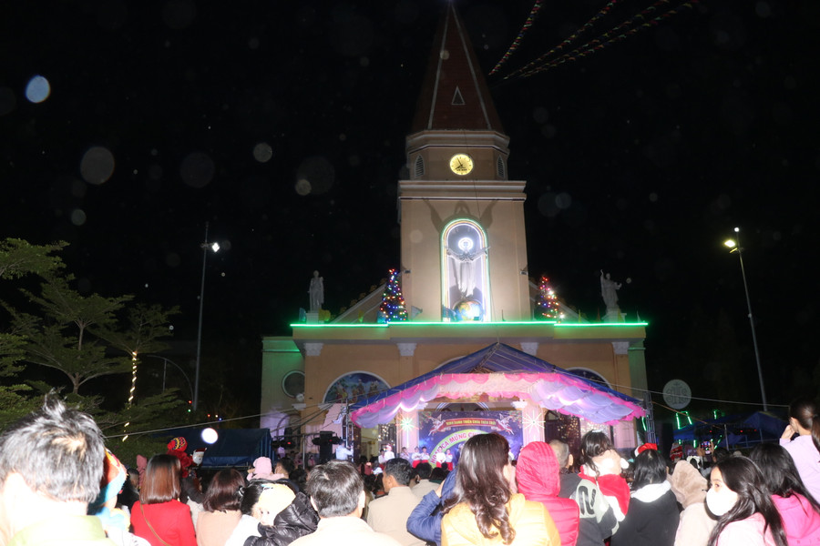 Người dân đón xem tiết mục hoan ca mừng Chúa Giáng sinh tại Nhà thờ Giáo xứ An Khê (thị xã An Khê). Ảnh: Ngọc Minh