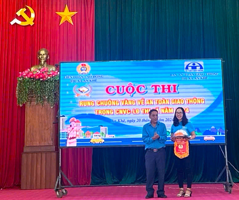 Đại diện Ban tổ chức trao giải nhất cho thí sinh Nguyễn Thị Hiền đến từ công đoàn cơ sở Trường THCS Lê Hồng Phong (phường An Phú, thị xã An Khê). Ảnh: Ngọc Anh Đại diện Ban tổ chức trao giải nhất cho thí sinh Nguyễn Thị Hiền đến từ công đoàn cơ sở Trường THCS Lê Hồng Phong (phường An Phú, thị xã An Khê). Ảnh: Ngọc Anh