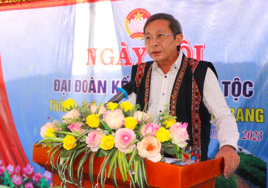 Ủy viên Ban Thường vụ Tỉnh ủy, Trưởng Ban Tuyên giáo Tỉnh ủy Gia Lai Huỳnh Thế Mạnh phát biểu tại Ngày hội Đại đoàn kết toàn dân tộc tại thôn 3 (xã Kông Pla, huyện Kbang). Ảnh: Ngọc Minh