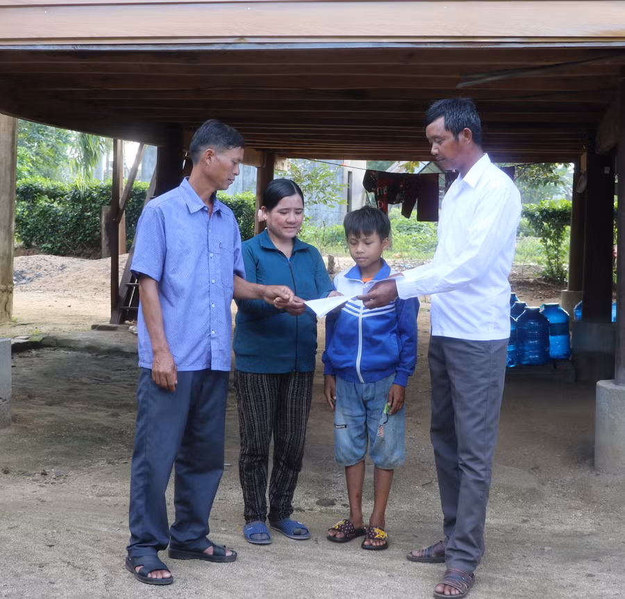 Cán bộ thôn, làng trên địa bàn xã An Trung (huyện Kông Chro) tích cực tuyên truyền, vận động người dân thay đổi nếp nghĩ, cách làm để phát triển kinh tế. Ảnh: An Phát