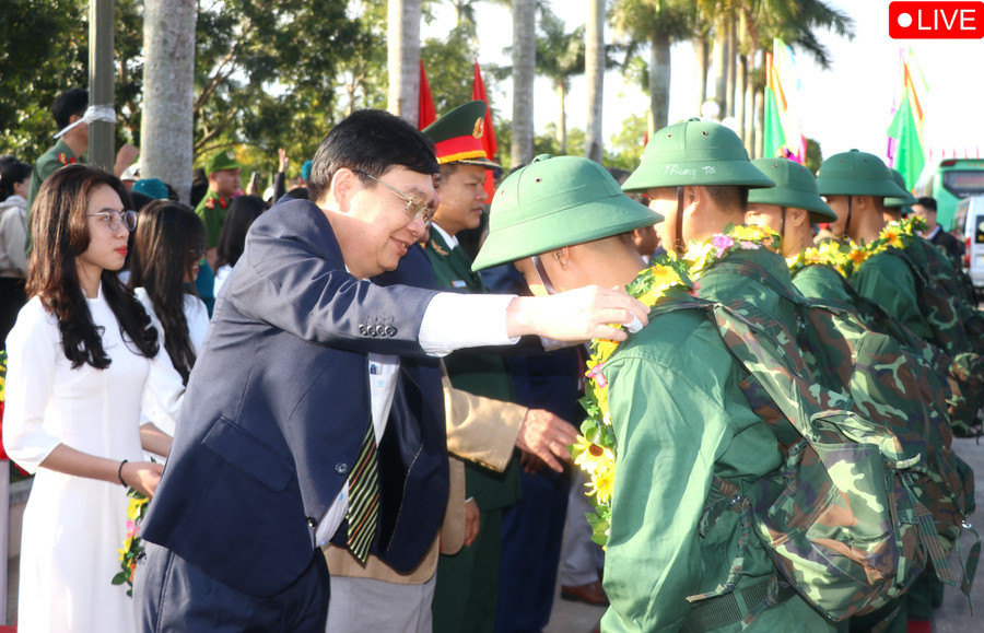 Đồng chí Huỳnh Quang Thái-Ủy viên Ban Thường vụ Tỉnh ủy, Trưởng Ban Tổ chức Tỉnh ủy động viên, tặng hoa cho tân binh lên đường nhập ngũ. Ảnh: Ngọc Minh