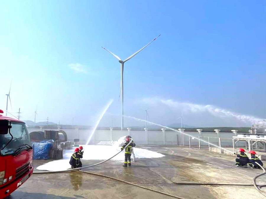 Đội Chữa cháy và Cứu nạn cứu hộ khu vực An Khê thực tập phương án chữa cháy và cứu nạn, cứu hộ tại trạm biến áp 110 KV Cửu An tại thôn An Bình. Ảnh: Đức Thành