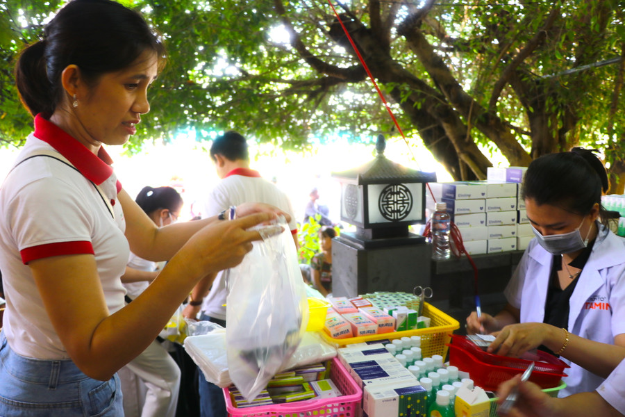 Dược sĩ, tình nguyện viên CLB tình nguyện TP. Hồ Chí Minh chuẩn bị thuốc cấp miễn phí cho người dân An Khê. Ảnh: Ngọc Minh Dược sĩ, tình nguyện viên CLB tình nguyện TP. Hồ Chí Minh chuẩn bị thuốc cấp miễn phí cho người dân An Khê. Ảnh: Ngọc Minh