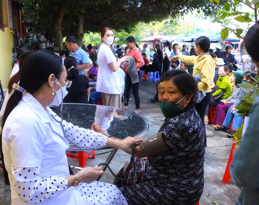 Đã có hơn 1.000 người dân thị xã An Khê được khám bệnh, cấp thuốc miễn phí. Ảnh: Ngọc Minh