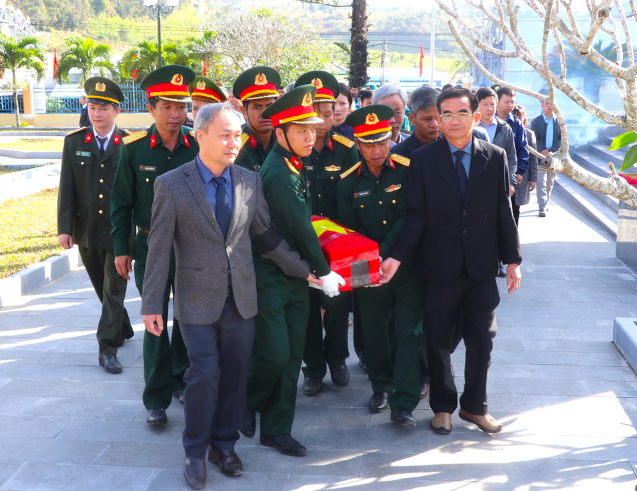 Đại diện lãnh đạo Huyện ủy, UBND huyện Kông Chro di quách hài cốt liệt sĩ về an nghỉ tại Nghĩa trang Liệt sĩ. Ảnh: Ngọc Minh