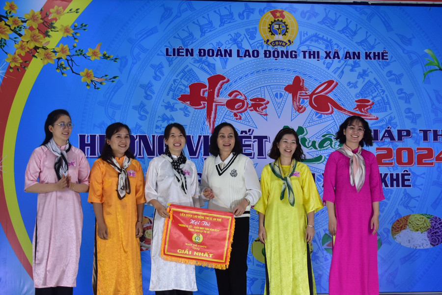 Bà Lê Thị Hồng Minh (thứ 3 bên phải)-Phó Chủ tịch UBND thị xã An Khê trao giải nhất cho đội Công đoàn Trung tâm Y tế thị xã. Ảnh: Ngọc Minh