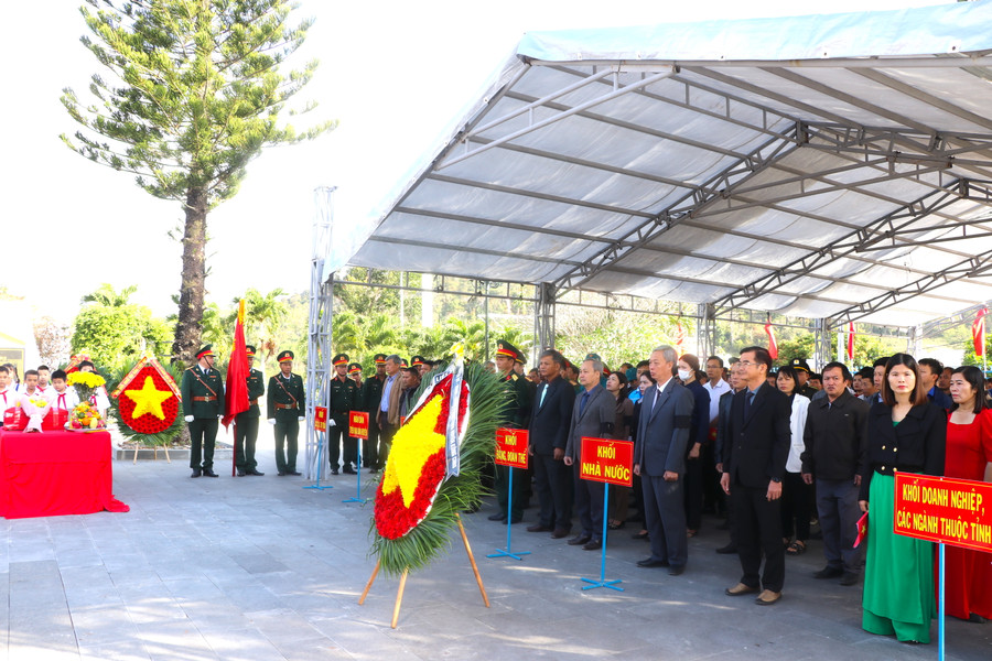 Quang cảnh lễ truy điệu và an táng 1 liệt sĩ tại huyện Kông Chro. Ảnh: Ngọc Minh