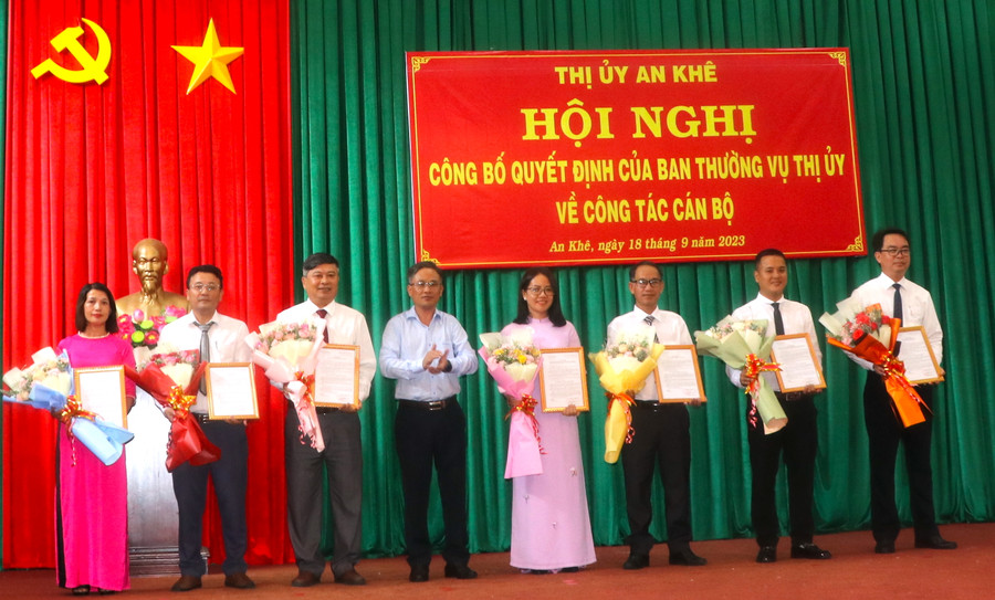 Bí thư Thị ủy An Khê Nguyễn Xuân Phước (thứ 4 bên trái) trao quyết định cho các cán bộ được điều động, luân chuyển và giao nhiệm vụ. Ảnh: Ngọc Minh Bí thư Thị ủy An Khê Nguyễn Xuân Phước (thứ 4 bên trái) trao quyết định cho các cán bộ được điều động, luân chuyển và giao nhiệm vụ. Ảnh: Ngọc Minh
