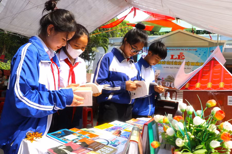 Một số học sinh Trường THCS Đề Thám tham quan mô hình xếp sách nghệ thuật và tìm đọc những cuốn sách hay. Ảnh: Ngọc Minh