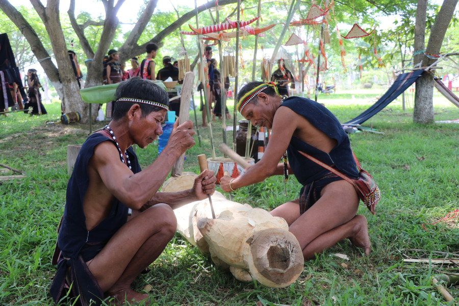 Các nghệ nhân thuộc đoàn xã Phú An trình diễn tạc tượng. Ảnh: Ngọc Minh Các nghệ nhân thuộc đoàn xã Phú An trình diễn tạc tượng. Ảnh: Ngọc Minh