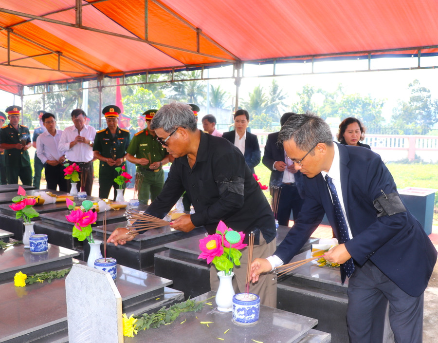 Các đồng chí lãnh đạo tỉnh, thị xã An Khê, huyện Đak Pơ cùng nhân dân trên địa bàn thắp nhang các phần mộ liệt sĩ. Ảnh: Ngọc Minh