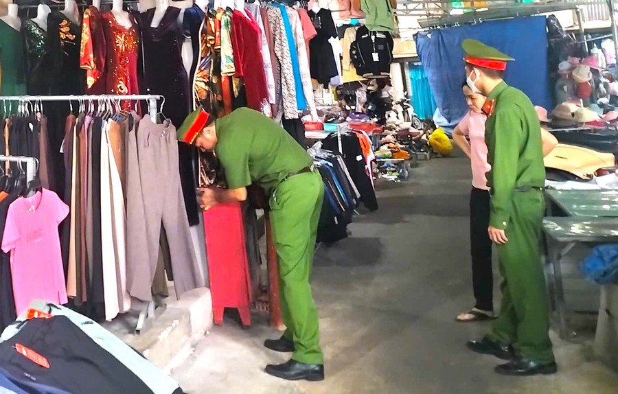 Công an huyện Kbang kiểm tra công tác PCCC của các ki ốt bán quần áo và thiết bị PCCC tại chợ Kbang, huyện Kbang. Ảnh: Hữu Nở