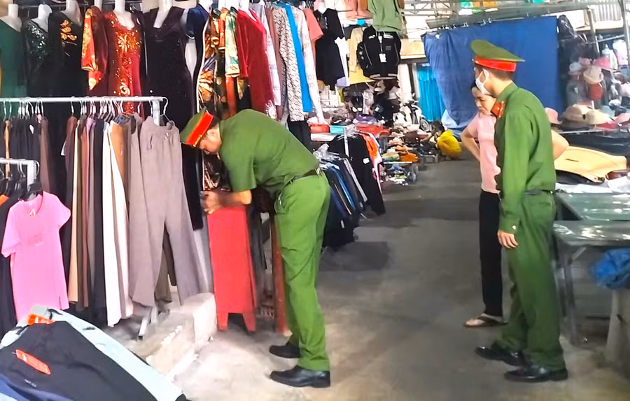 Công an huyện Kbang kiểm tra công tác PCCC của các ki ốt bán quần áo và thiết bị PCCC tại chợ Kbang, huyện Kbang. Ảnh: Hữu Nở