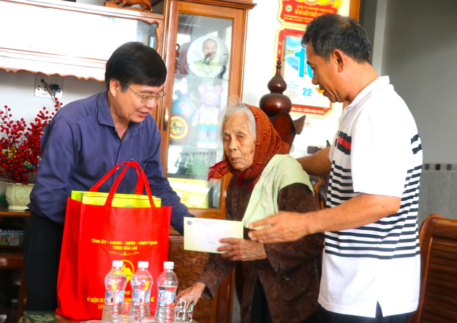 Thay mặt Tỉnh ủy, HĐND, UBND, Ủy ban MTTQ Việt Nam tỉnh Gia Lai Trưởng ban Tổ chức Tỉnh ủy Huỳnh Quang Thái (bìa trái) thăm, tặng quà Mẹ Việt Nam Anh hùng Lê Thị Hàng (tổ 5, phường Tây Sơn, thị xã An Khê). Ảnh: Ngọc Minh Thay mặt Tỉnh ủy, HĐND, UBND, Ủy ban MTTQ Việt Nam tỉnh Gia Lai Trưởng ban Tổ chức Tỉnh ủy Huỳnh Quang Thái (bìa trái) thăm, tặng quà Mẹ Việt Nam Anh hùng Lê Thị Hàng (tổ 5, phường Tây Sơn, thị xã An Khê). Ảnh: Ngọc Minh