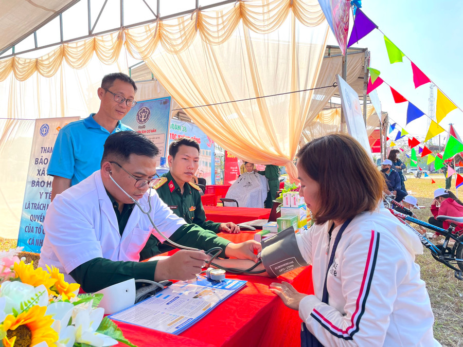 Y, bác sĩ thuộc Trung đoàn 38 (Sư đoàn bộ binh 2) thăm khám, tư vấn sức khỏe miễn phí cho người dân tại Phiên chợ Tết Giáp Thìn năm 2024 huyện Đak Pơ. Ảnh: Ngọc Minh