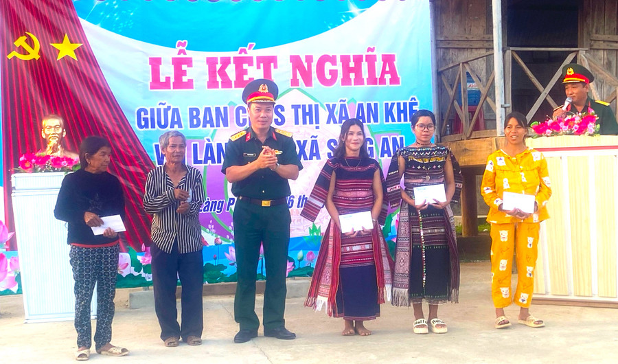 Dịp này, Ban Chỉ huy Quân sự thị xã An Khê tặng 5 suất quà cho 5 hộ nghèo tại làng Pốt. Ảnh: Đức Thành Dịp này, Ban Chỉ huy Quân sự thị xã An Khê tặng 5 suất quà cho 5 hộ nghèo tại làng Pốt. Ảnh: Đức Thành