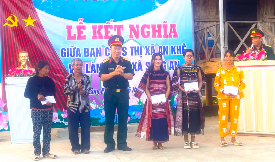Dịp này, Ban Chỉ huy Quân sự thị xã An Khê tặng 5 suất quà cho 5 hộ nghèo tại làng Pốt. Ảnh: Đức Thành