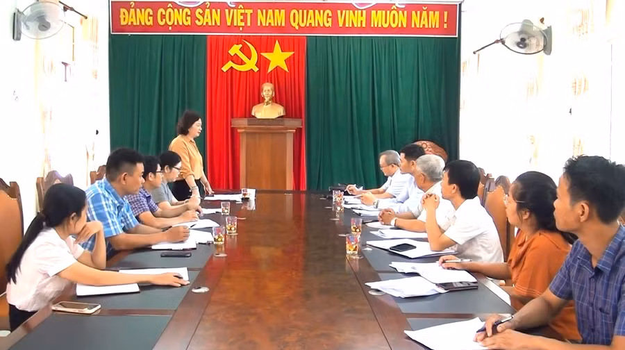 Quang cảnh buổi làm việc của Ủy viên Ban Thường vụ Tỉnh ủy, Trưởng ban Dân vận Tỉnh ủy Phạm Thị Tố Hải với Ban Dân vận Huyện ủy Kông Chro. Ảnh: Ngô Chiến