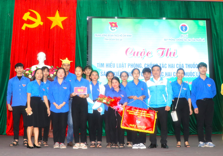 Anh Đỗ Duy Nam-Phó Bí thư Tỉnh đoàn, Trưởng Ban tổ chức (thứ 3 bên phải) trao cờ, hoa và quà cho đội đạt giải nhất. Ảnh: Ngọc Minh