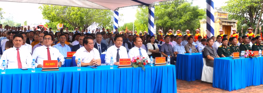 Các đại biểu dự lễ tưởng niệm 232 năm ngày mất Hoàng đế Quang Trung (1792-2024) tại di tích An Khê trường (thị xã An Khê). Ảnh: Ngọc Minh