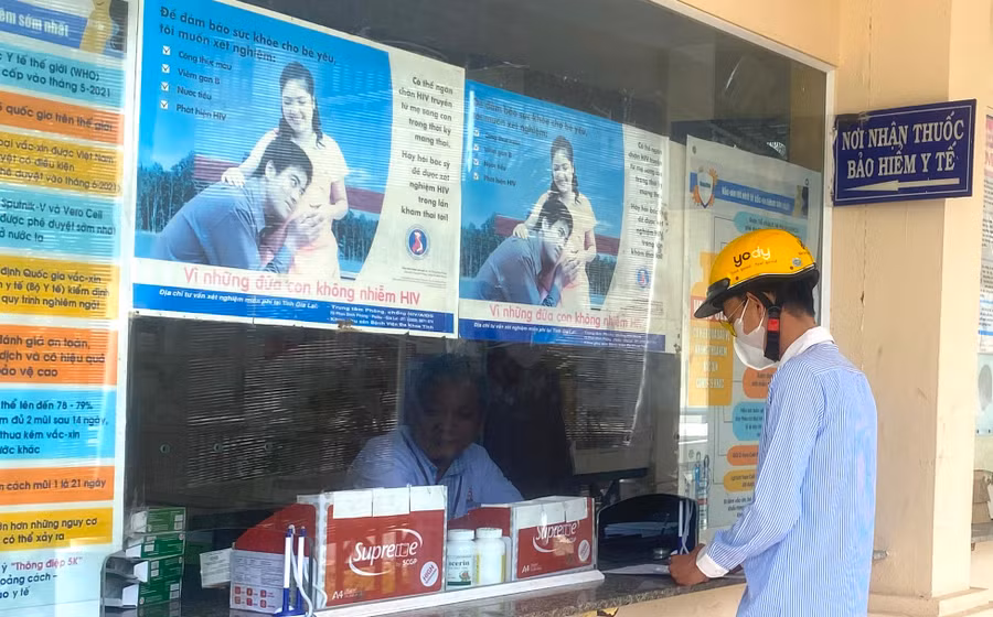 Người bệnh trên địa bàn thị xã An Khê nhận thuốc bảo hiểm y tế tại quầy thuốc của Trung tâm Y tế thị xã An Khê. Ảnh: Ngọc Minh