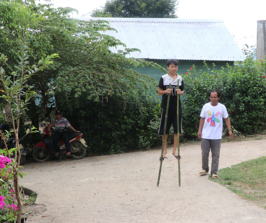 Nhờ ông Đinh Văn Nhin truyền dạy, nhiều thanh-thiếu niên làng Brang Đak Kliếtbiết đi cà kheo, gìn giữ nét đẹp văn hóa dân tộc. Ảnh: Ngọc Minh