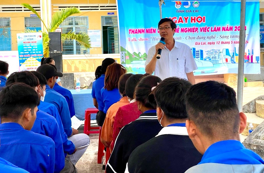 Huyện Đoàn, Hội Liên hiệp Thanh niên Việt Nam huyện Kông Chro phối hợp với Trung tâm Dịch vụ việc làm tỉnh, Phòng Lao động-Thương binh và Xã hội huyện tư vấn, giới thiệu việc làm cho đoàn viên, thanh niên trên địa bàn. Ảnh: Ngọc Minh Huyện Đoàn, Hội Liên hiệp Thanh niên Việt Nam huyện Kông Chro phối hợp với Trung tâm Dịch vụ việc làm tỉnh, Phòng Lao động-Thương binh và Xã hội huyện tư vấn, giới thiệu việc làm cho đoàn viên, thanh niên trên địa bàn. Ảnh: Ngọc Minh