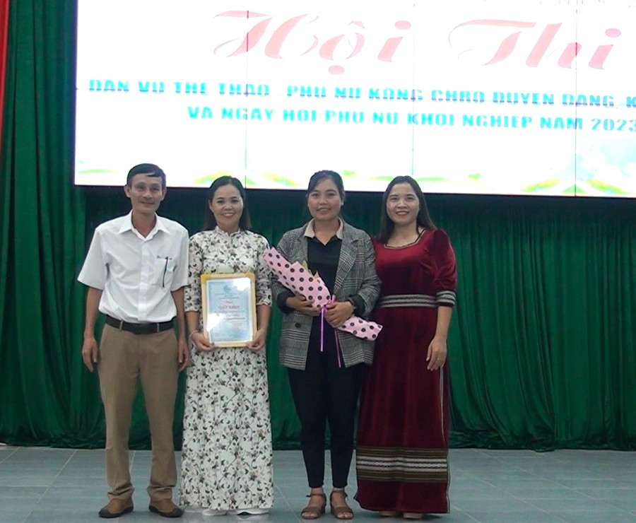 Ban tổ chức trao giải nhất cho gian hàng xã Đak Pơ Pho và xã Ya Ma, huyện Kông Chro. Ảnh: Ngô Chiến Ban tổ chức trao giải nhất cho gian hàng xã Đak Pơ Pho và xã Ya Ma, huyện Kông Chro. Ảnh: Ngô Chiến