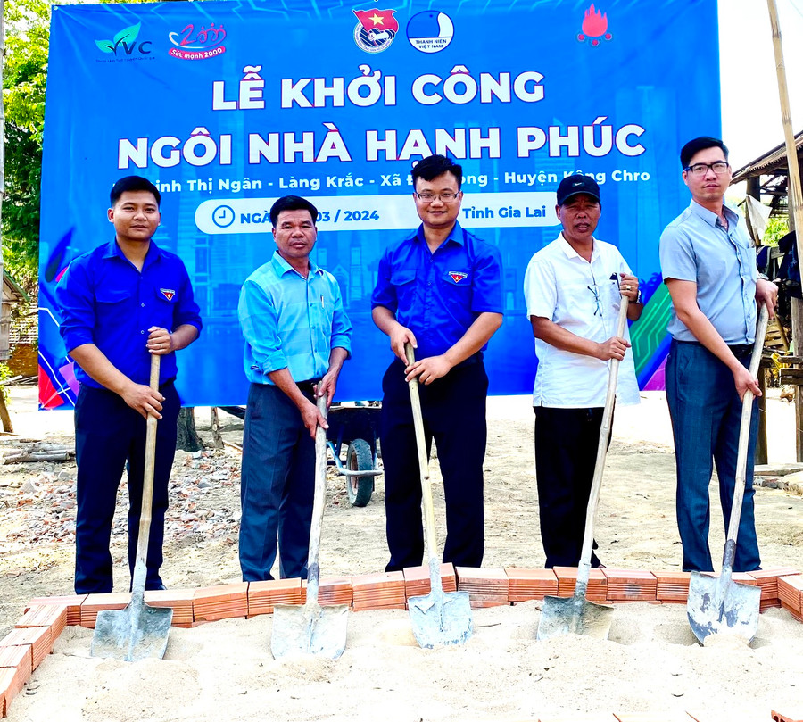 Đại diện lãnh đạo xã Đăk Song, làng Krắc và cán bộ Huyện Đoàn Kông Chro khởi công “Ngôi nhà hạnh phúc” cho em Ngân. Ảnh: Trần Hòa Đại diện lãnh đạo xã Đăk Song, làng Krắc và cán bộ Huyện Đoàn Kông Chro khởi công “Ngôi nhà hạnh phúc” cho em Ngân. Ảnh: Trần Hòa