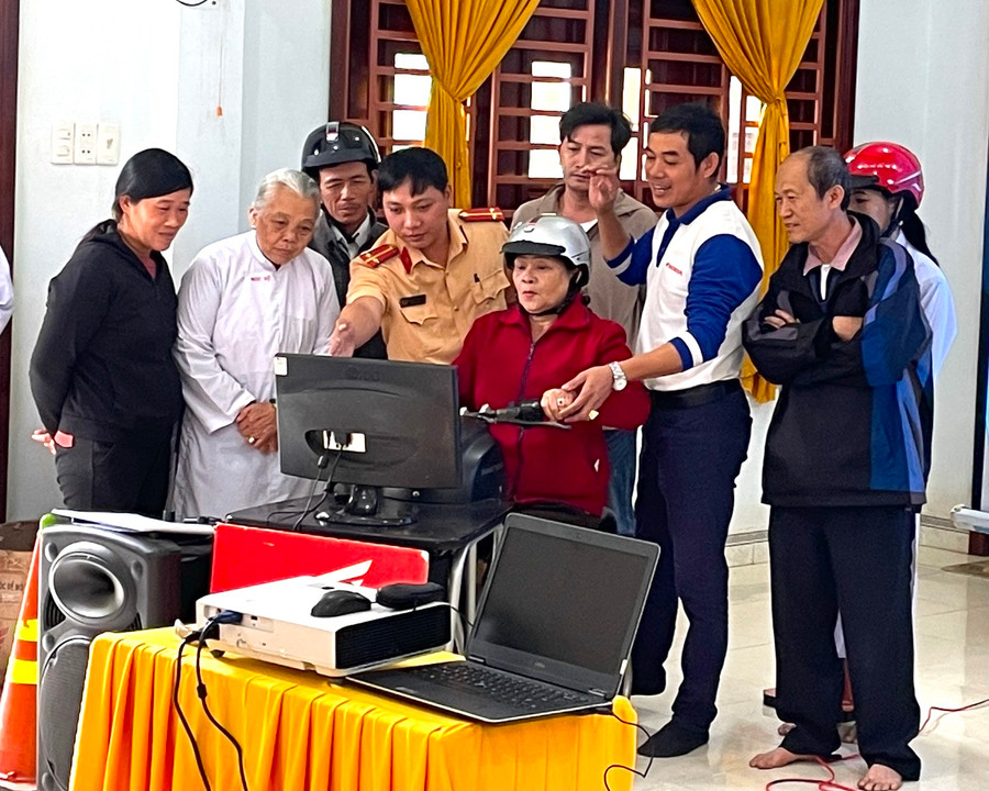 Cảnh sát giao thông (Công an thị xã An Khê) hướng dẫn phật tử lái xe an toàn và đội mũ bảo hiểm đúng quy cách khi đi mô tô, xe gắn máy. Ảnh: Ngọc Minh Cảnh sát giao thông (Công an thị xã An Khê) hướng dẫn phật tử lái xe an toàn và đội mũ bảo hiểm đúng quy cách khi đi mô tô, xe gắn máy. Ảnh: Ngọc Minh