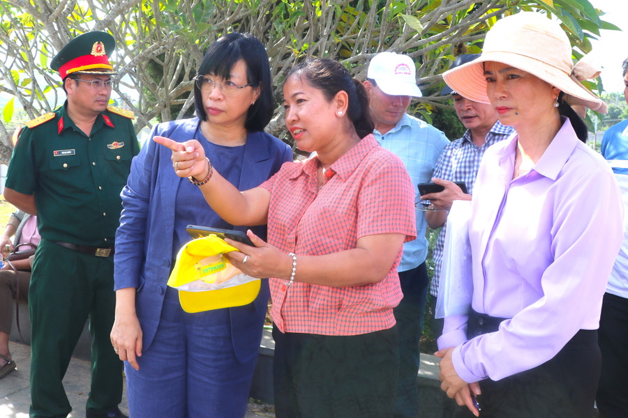 Bà Nguyễn Thị Thanh Lịch (thứ 2 bên trái)-Phó Chủ tịch phụ trách UBND tỉnh Gia Lai nghe lãnh đạo huyện Đak Pơ trình bày công tác tổ chức Lễ kỷ niệm 70 năm Chiến thắng Đak Pơ. Ảnh: Ngọc Minh