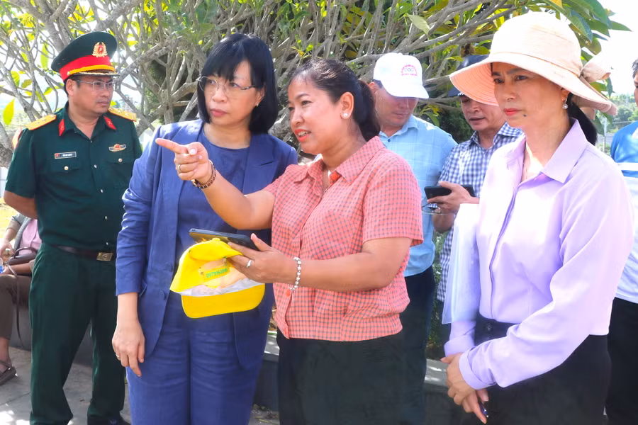 Bà Nguyễn Thị Thanh Lịch (thứ 2 bên trái)-Phó Chủ tịch phụ trách UBND tỉnh Gia Lai nghe lãnh đạo huyện Đak Pơ trình bày công tác tổ chức Lễ kỷ niệm 70 năm Chiến thắng Đak Pơ. Ảnh: Ngọc Minh