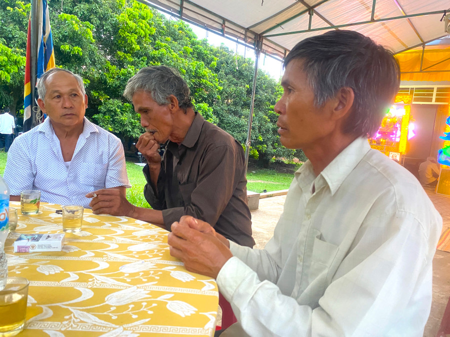 Người dân tổ 3, phường An Tân, thị xã An Khê đến chia buồn cùng gia đình em Hà Xuân Trường (lớp 12A9, Trường THPT Quang Trung). Ảnh: Ngọc Minh