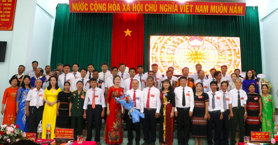 Ủy ban MTTQ Việt Nam huyện Kông Chro khoá IX và đoàn đại biểu đi dự Đại hội MTTQ Việt Nam tỉnh ra mắt đại hội. Ảnh: Ngọc Minh Ủy ban MTTQ Việt Nam huyện Kông Chro khoá IX và đoàn đại biểu đi dự Đại hội MTTQ Việt Nam tỉnh ra mắt đại hội. Ảnh: Ngọc Minh