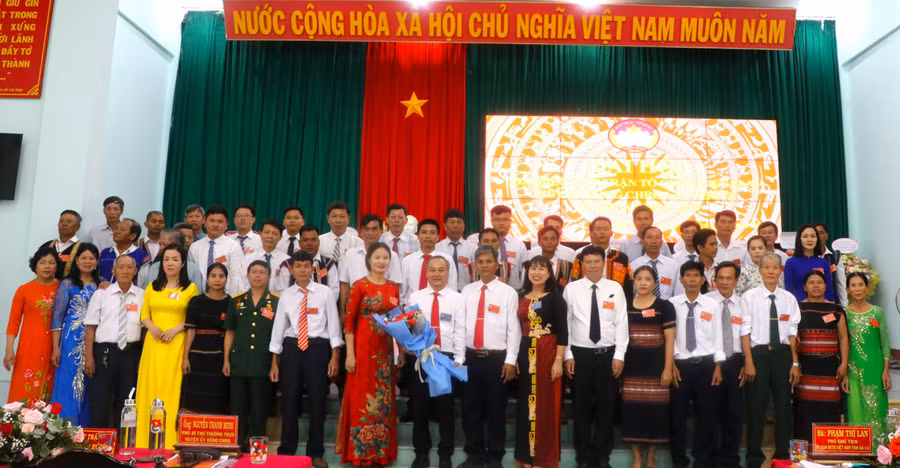 Ủy ban MTTQ Việt Nam huyện Kông Chro khoá IX và đoàn đại biểu đi dự Đại hội MTTQ Việt Nam tỉnh ra mắt đại hội. Ảnh: Ngọc Minh