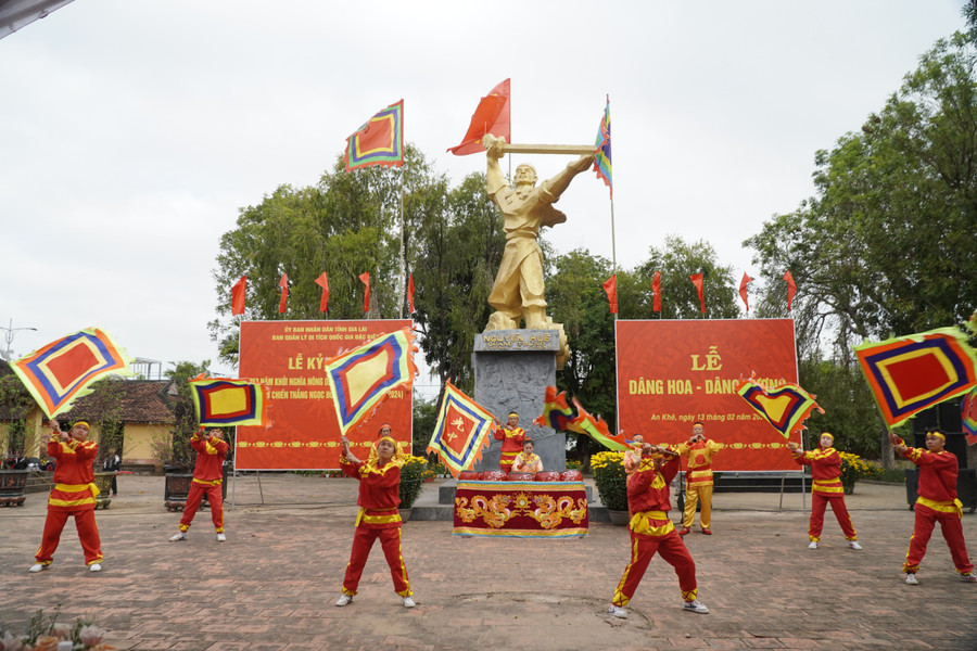 Màn trống trận Tây Sơn do đội nhạc vũ thuộc Bảo tàng Quang Trung (tỉnh Bình Định) biểu diễn. Ảnh: Đức Thụy